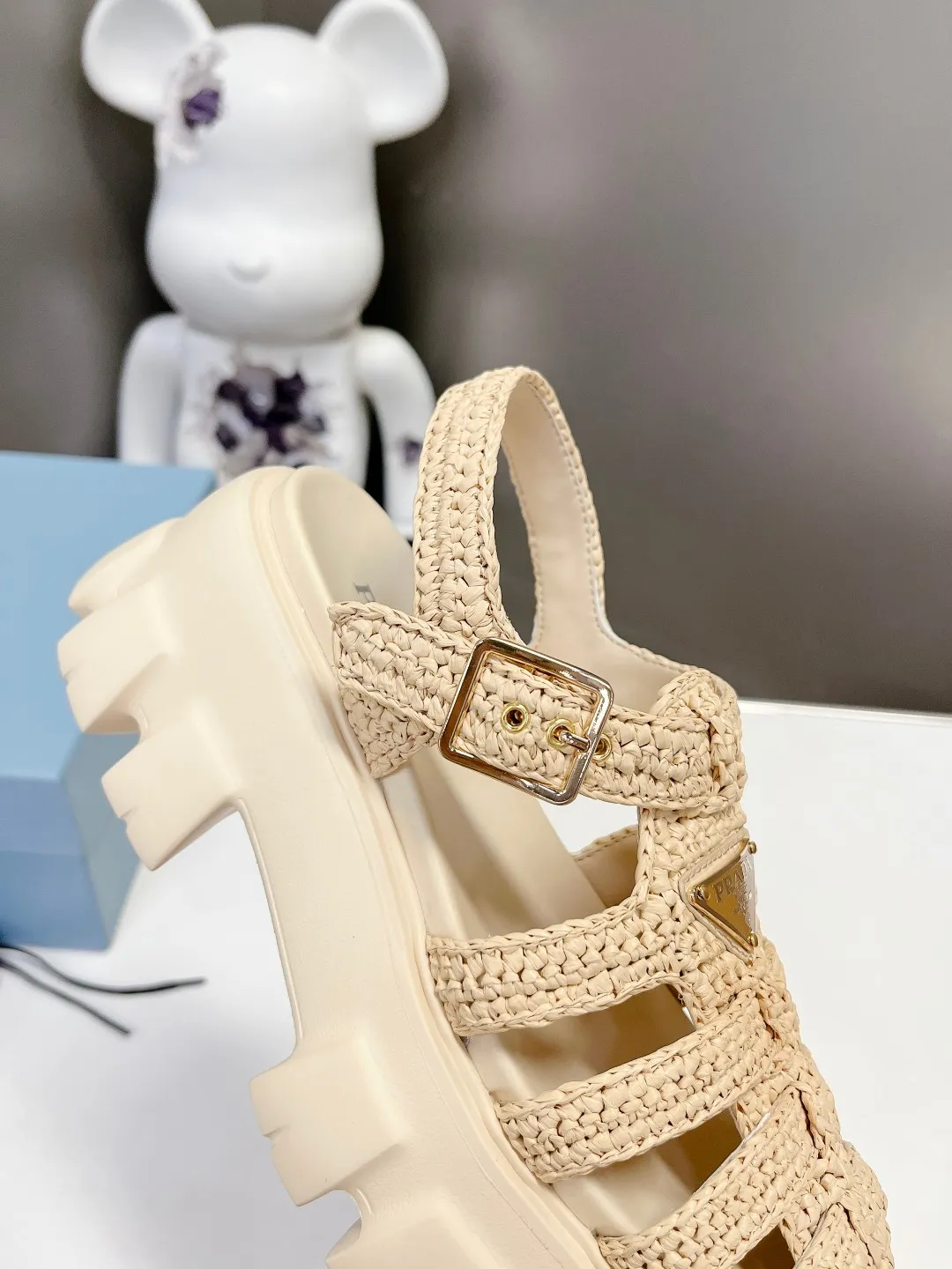 👟👟Ex-factory price 640👟👟 Straw 2023 exclusive version super hot🎊🎊🎊hot prada Prada cage shoes sawtooth Roman braided thick-soled rubber sandals retro fashionable and avant-garde gear teeth 55mm Thick-soled soles, the upper perfectly restores the original craftsmanship, and is made of purely hand-woven uppers. The cost is extremely high, making the whole pair of shoes light and comfortable, full of holiday feel, and bright colors 💐💐💐💐 to satisfy a variety of choices for fashionable people with different styles! The iconic metal triangle logo is paired with the shape of ancient beach sandals. Every design element is fashionable! Code number 35-40